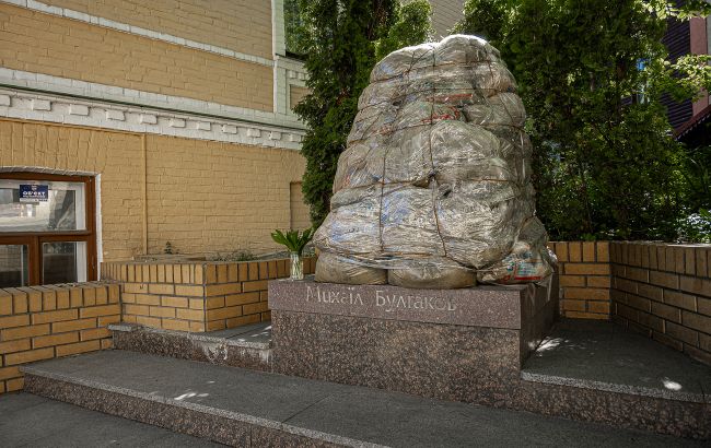 Пам'ятник Булгакову був знесений 4 червня в Києві. 1