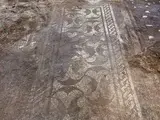 Під Римом виявили віллу, що датується I століттям. Грабіжники привели дослідників до унікальних мозаїк та статуї бога. 4