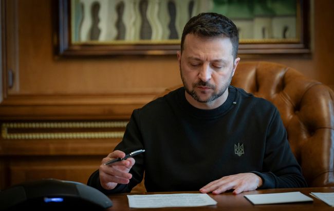 Президент України Володимир Зеленський надіслав листа президентові Росії Володимиру Путіну. У документі викладено позицію України щодо поточної ситуації. Реакція на цей лист з боку Росії та США є різною. Російська сторона, зокрема, висловила своє ставлення до змісту звернення, тоді як Сполучені Штати також відреагували на даний крок. 1