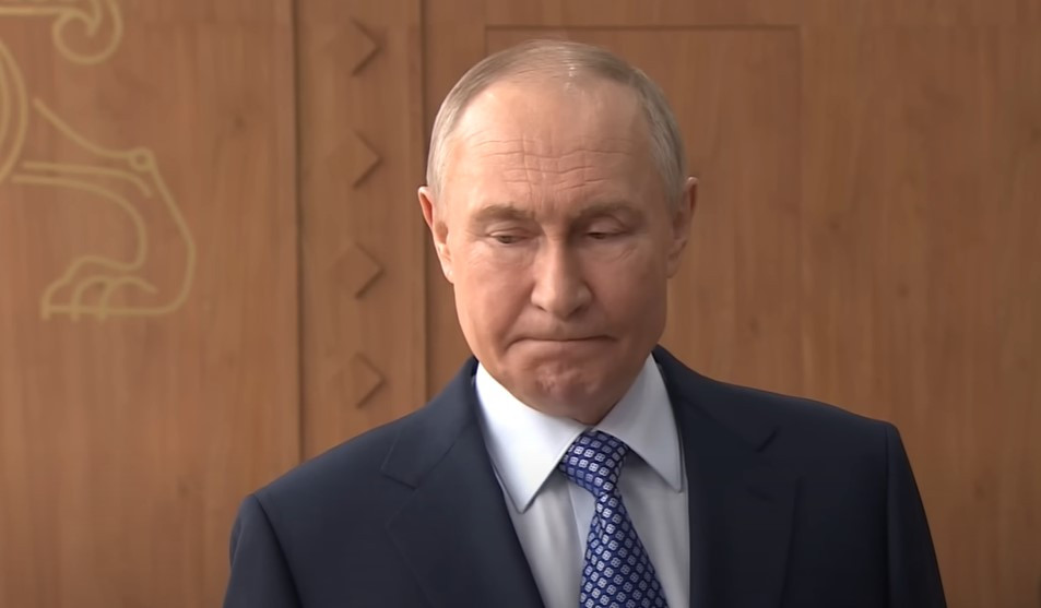 Яценюк прокоментував ситуацію в російській економіці, зазначивши, що Путін зруйнував сьогоднішній день країни. 1