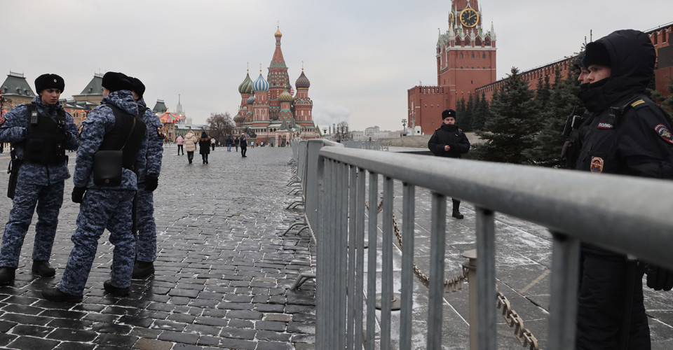 Лукас зазначив, що росіяни здатні на терпіння, і масового бунту не відбудеться. 1