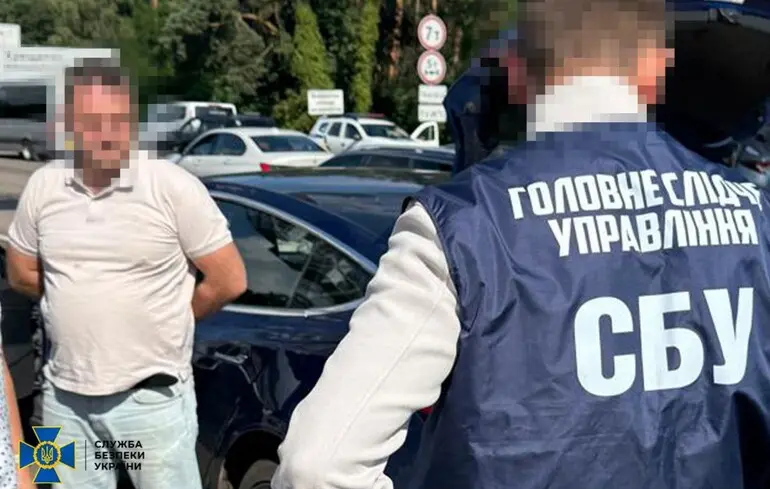Суд ухвалив рішення про звільнення детектива НАБУ Гусарова від відповідальності. Причини цього рішення не розголошуються. 1