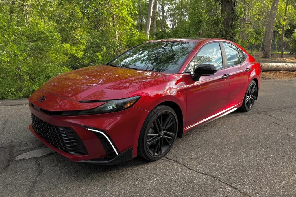 Toyota зробила гібрид базою Camry – ціни на аукціоні США просіли 2 Toyota зробила гібрид базою Camry – ціни на аукціоні США просіли 1