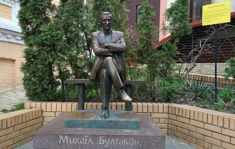У центрі столиці України демонтували пам'ятник Михайлу Булгакову — відеозапис. 1
