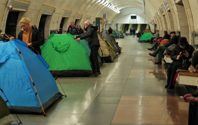 У київському метро встановлено палатки під час повітряних тривог – мешканцям бракує простору в укриттях. 1