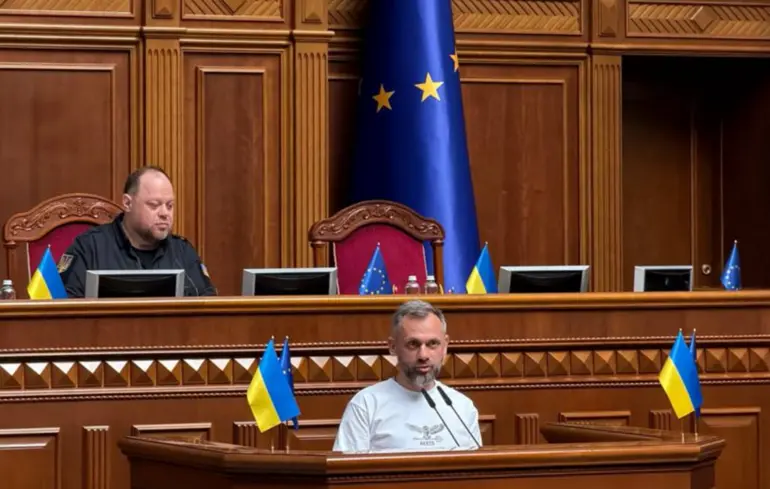 У Верховній Раді відбулася церемонія складання присяги новим депутатом замість Кубіва. 1