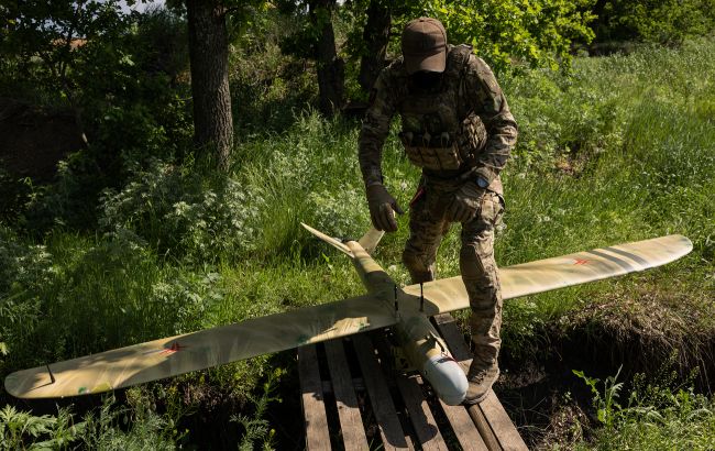 Збройні сили України здійснюють контроль над трасами в Криму. У Військово-морських силах повідомили, що очікує на цивільних громадян Росії. 1