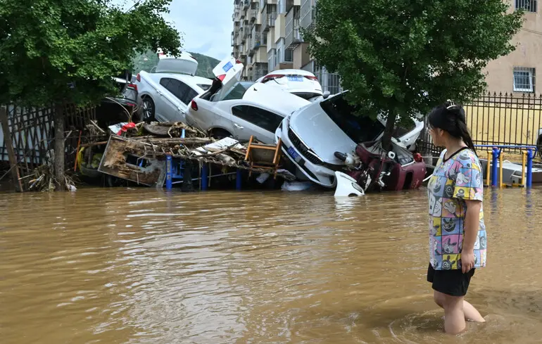 Зміна клімату створює ще одну небезпеку - значно збільшує ймовірність виникнення повеней та посух. 1